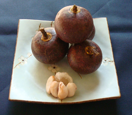 Mangosteens in the shell (back) and peeled (foreground) Mangosteens in the shell (back) and peeled (foreground)
