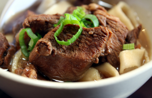 The cooked hand-pulled noodles with savory beef.