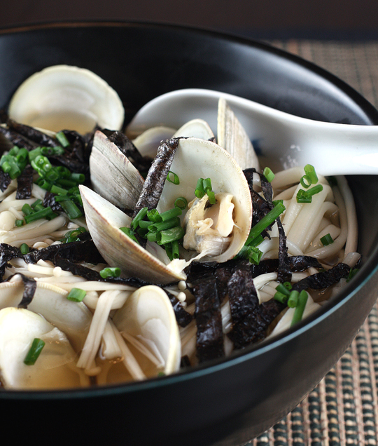 What would you pair with this warming bowl of clam udon?