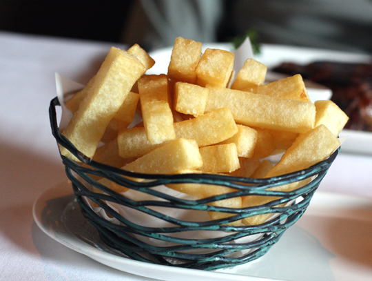 Fries come with creamy bernaise sauce to dip into. (Photo by Carolyn Jung)