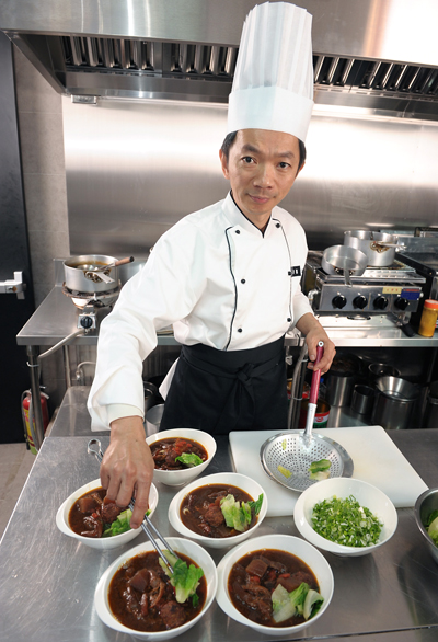 Chef Hou Chung-sheng with his prize-winning beef noodle soup. (Photo courtesy of the Taipei Economic and Cultural Office)