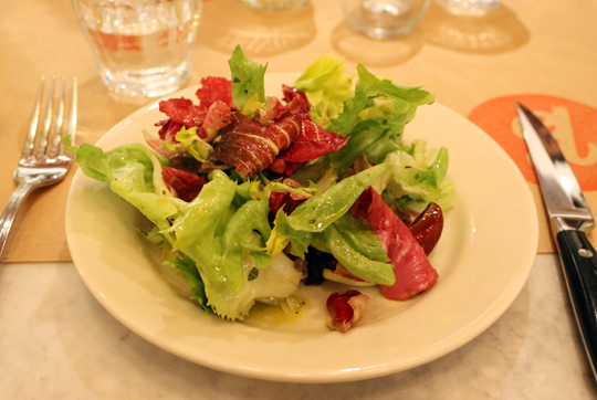 Chicory salad with chicken hearts.