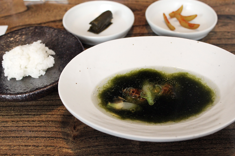 Sea moss soup with accompaniments.
