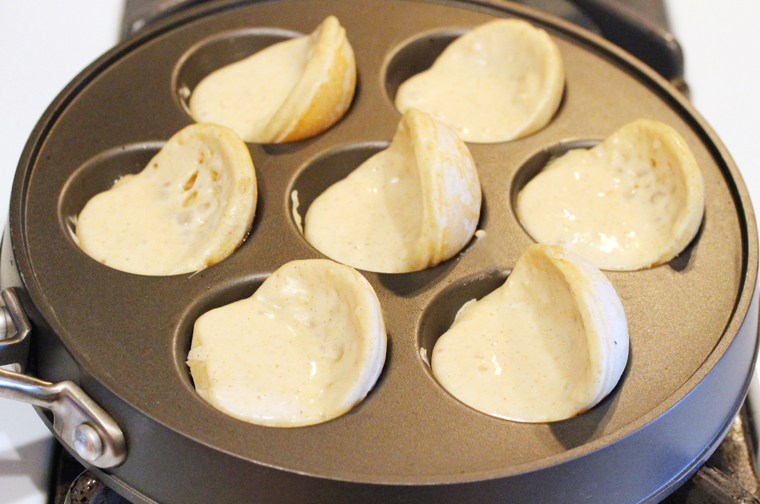 As the bottoms start to firm up, start rotating the aeblesiver using a teaspoon and wooden skewer.