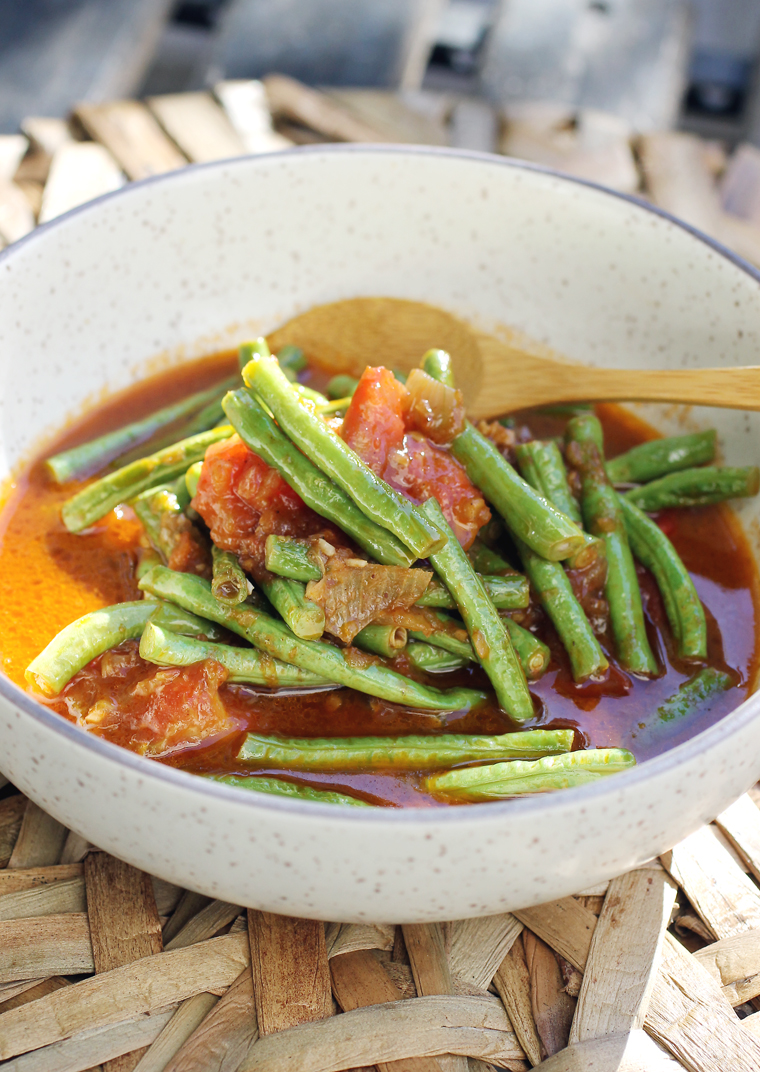 Long beans in a saucy dish of tomatoes, smoked paprika, garlic and shallots.