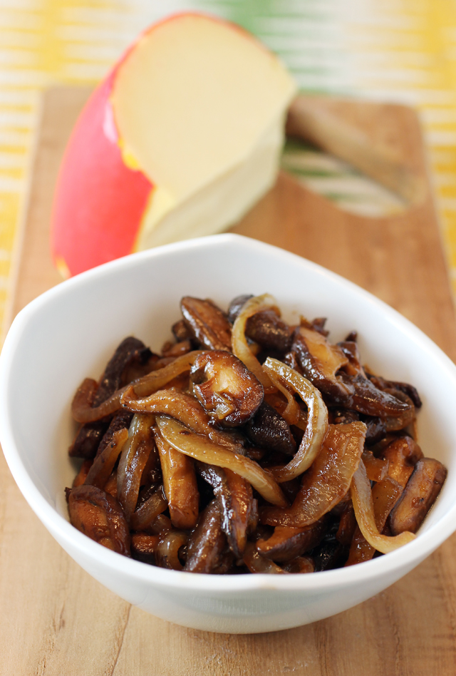 The sauteed mushrooms and onions mixed with the home-made Worcestershire sauce.