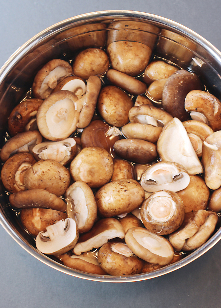 Soak the mushrooms in salted water for 10 minutes.