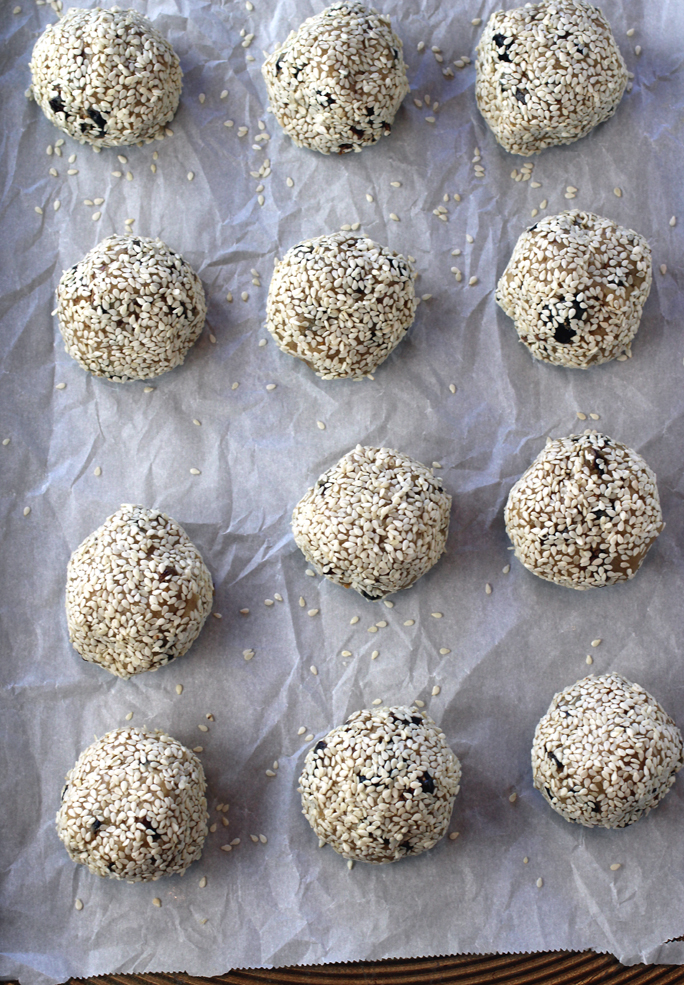 Sesame-coated dough balls.