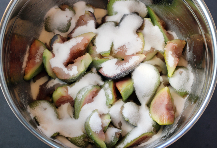 The fresh figs get covered in sugar and lemon juice to macerate for at least 12 hours.