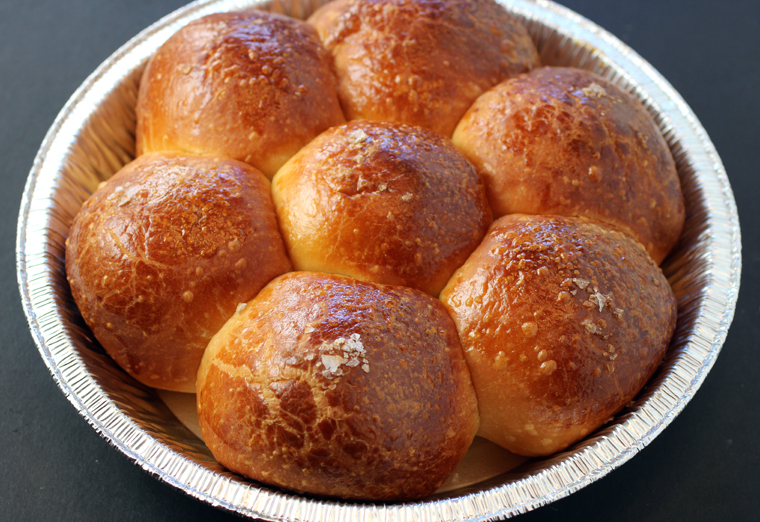A bountiful pan of dinner rolls.