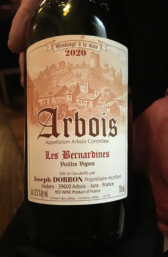A blend of Ploussard and Pinot Noir with juicy red fruits and a light body.
