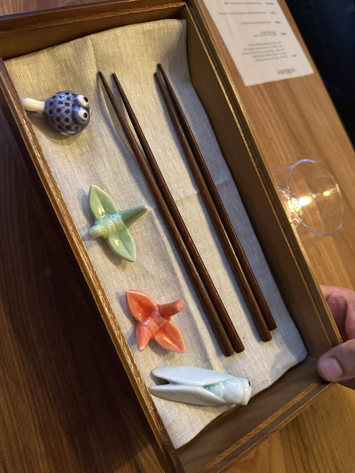 Choosing your chopsticks holder.