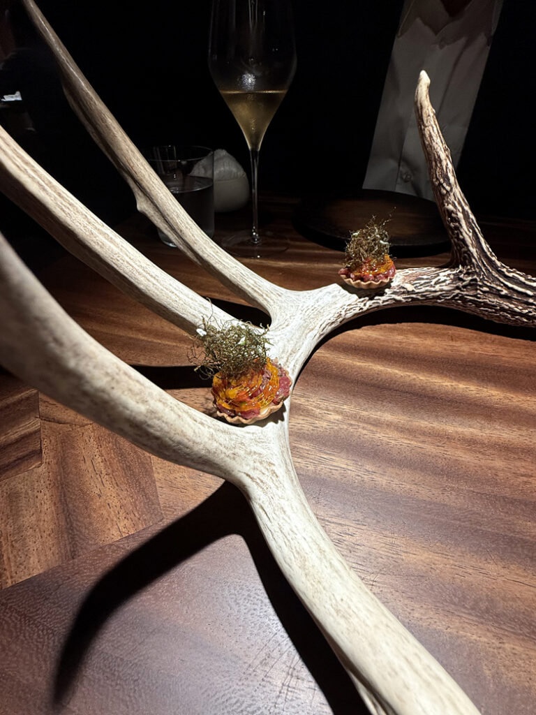 The dramatic presentation of venison tartare tartlets at Enclos.