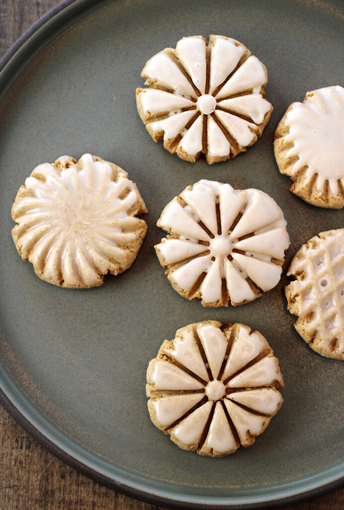 Cookie stamps give these cookies a showy appearance. But you can also flatten the dough balls with the bottom of a drinking glass.