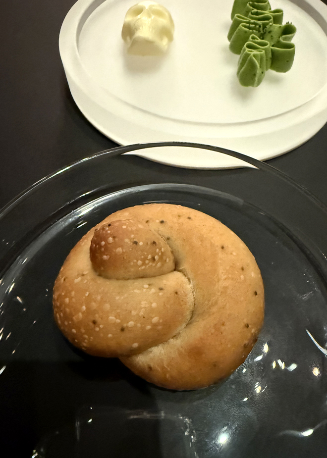 Poppy-seed knot.