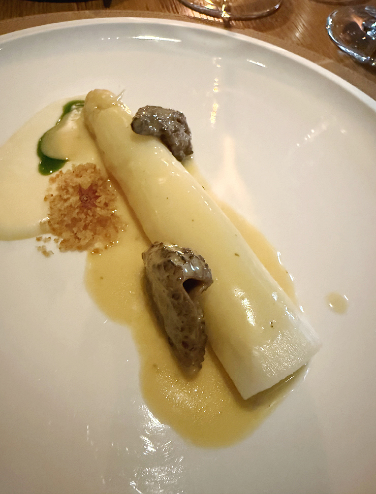 Jumbo white asparagus with morels.